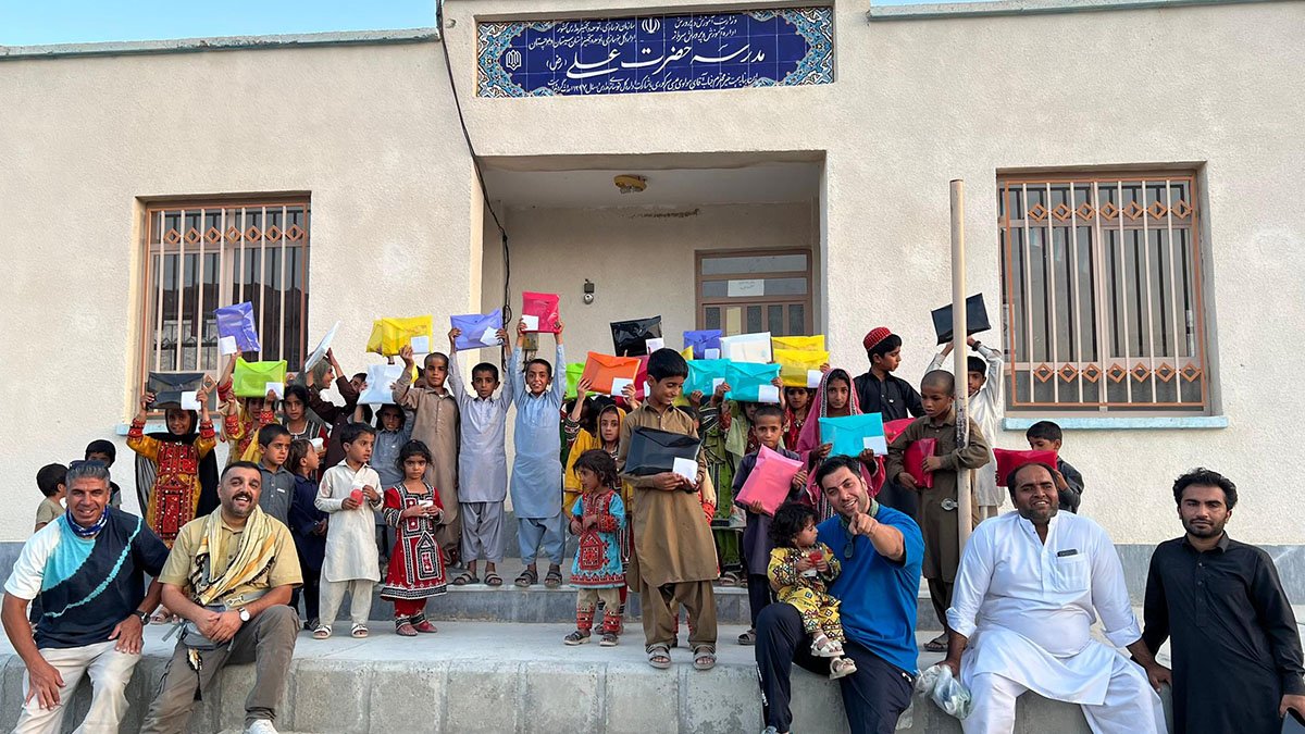 بسته های مهربانی، پس از مسیری سخت به شهرستان سرباز رسید