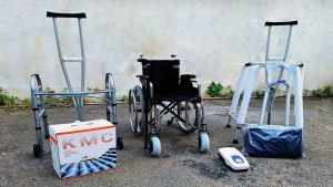 توزیع لوازم توانبخشی بین افراد کم‌توان نیازمند با مشارکت ایران یاران جوان و جهادگران علمدار