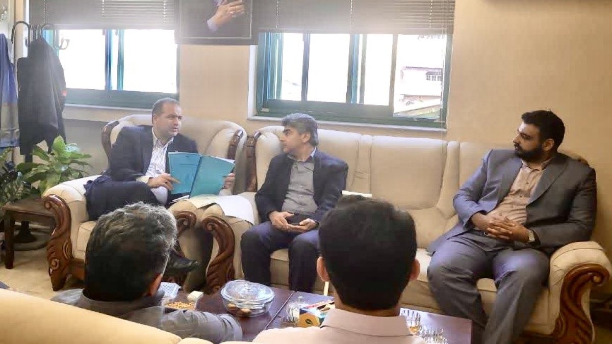 دیدار اعضای کمیته شبکه ایران یاران جوان شهرستان بابل با فرماندار