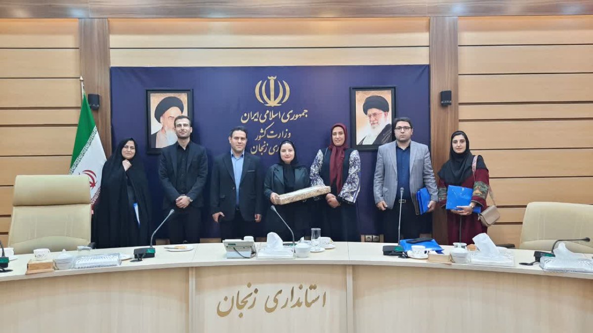 اهدای پوشاک ایران یاران حسینی به استاندار زنجان